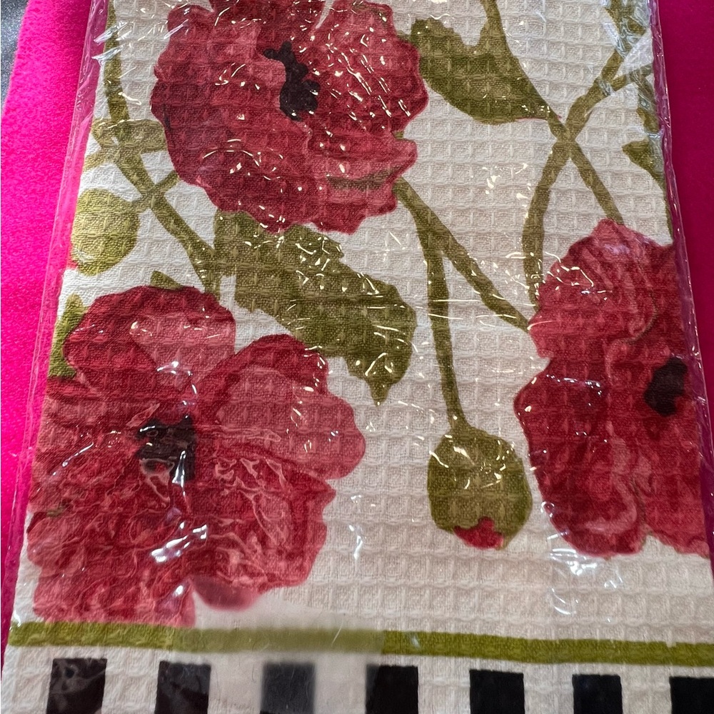 NWT, MacKenzie-Childs adorable 100% cotton waffle weave Poppy Dish Towel - Picture 5 of 7